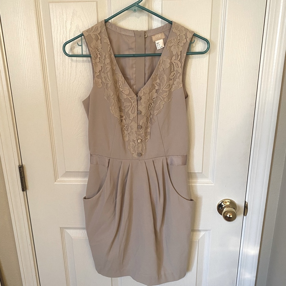 H&M taupe gray lace mini dress w/pockets
